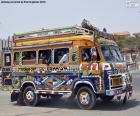 Микроавтобус — это средство транспорта, дешево для перемещения в Дакаре, Сенегал